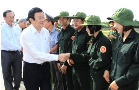 Chủ tịch nước Trương Tấn Sang với TNXP huyện đảo Bạch Long Vỹ , Hải Phòng, ngày 21-7-2014. Nguồn ảnh nhandan.com.vn